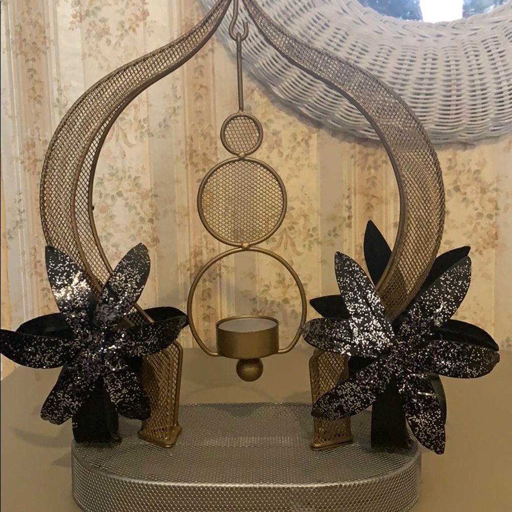 Tea light candle holder